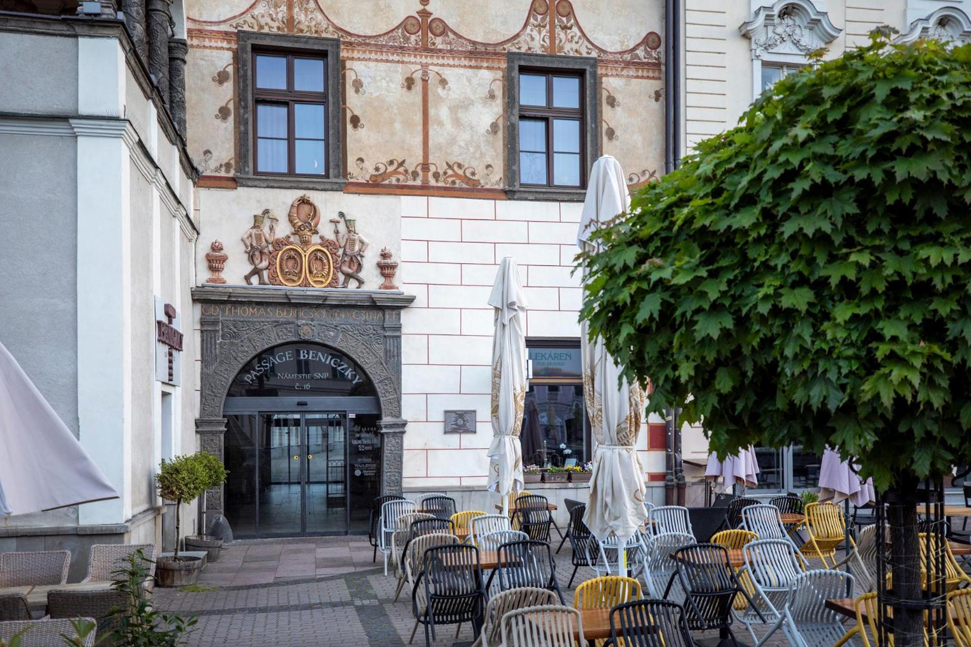 Alure Residences 10 - 24H Self Check-In & Private Parking Next To The Apartment Building Included, City Center Right On Snp Square In A Quiet Passage, New Building, Best Deal In Town Banská Bystrica Dış mekan fotoğraf