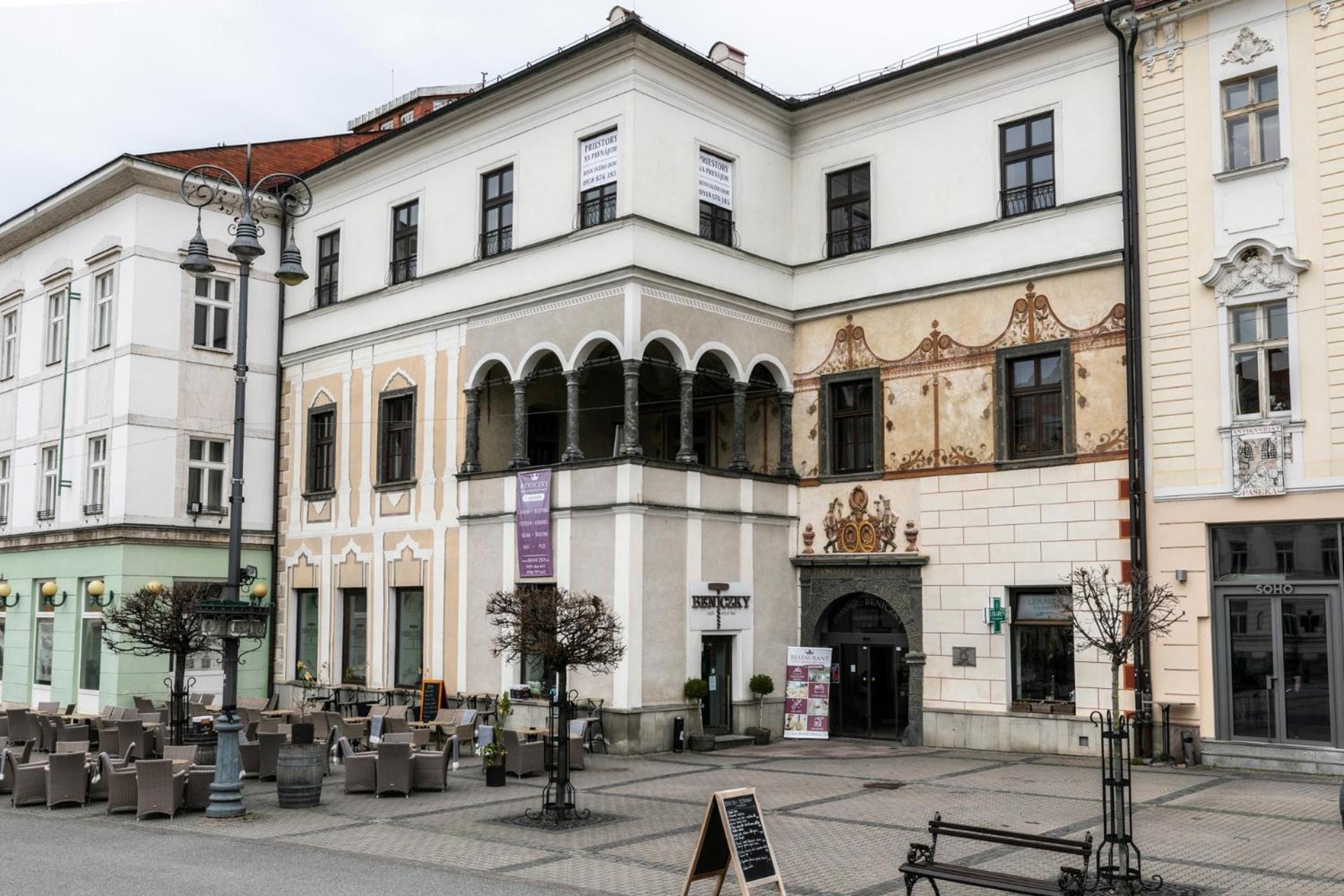 Alure Residences 10 - 24H Self Check-In & Private Parking Next To The Apartment Building Included, City Center Right On Snp Square In A Quiet Passage, New Building, Best Deal In Town Banská Bystrica Dış mekan fotoğraf